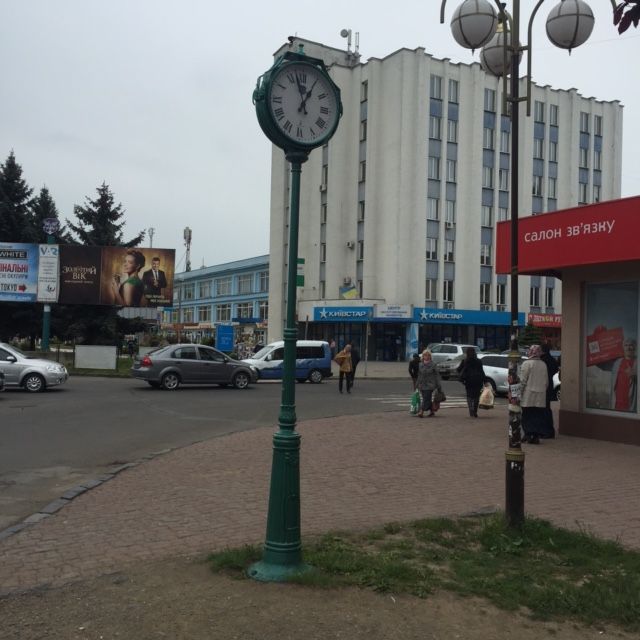 На  проспекті Свободи в Ужгороді знову працюють найточніші у місті хронометри часу