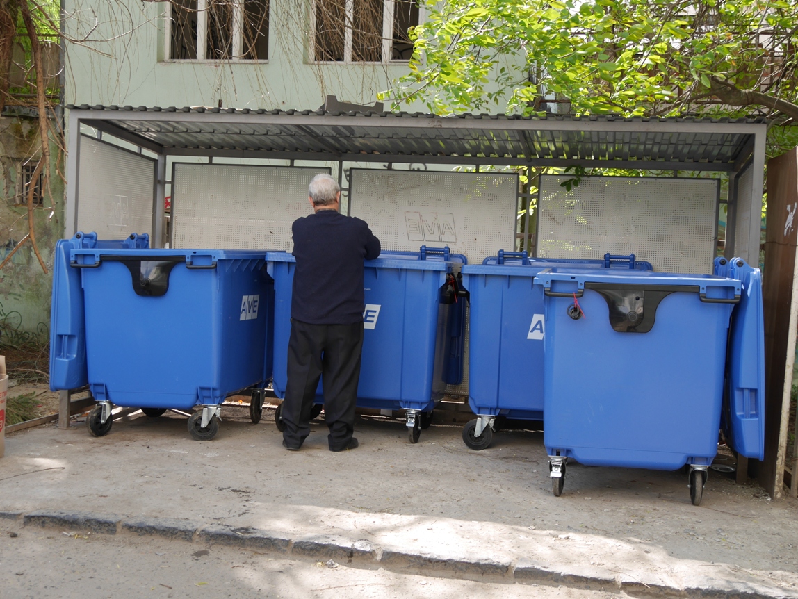 В Ужгороді міняють сміттєві контейнери на нові – шумопоглинаючі