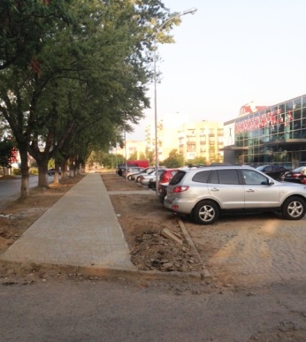 Вздовж Капушанської завершують викладання тротуару, якого досі не було взагалі