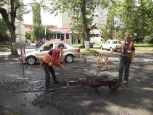 На Капушанській заклали бруківкою глибоку вибоїну