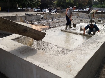 Невдовзі меценати спільно з міською владою відкриють фонтан на площі Поштовій. Витрати з облаштування споруди, а саме близько 400 тис. гривень взяли на себе декілька підприємців Ужгорода. Ремонтні роботи тривають!