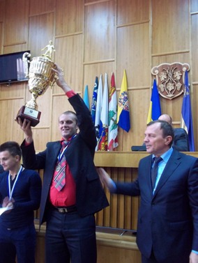 Віктор Погорєлов вручив кубок міста з футболу ужгородській «Радванці»