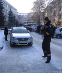 Сніг на дорогах і тротуарах та неналежно припарковані автівки