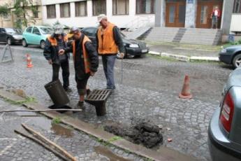 Після дощу «ливньовки» чистять від бруду