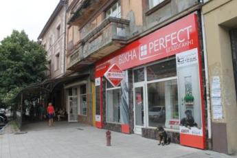 Штраф за червоний фасад Муніципальна поліція покарала власника магазину з продажу вікон