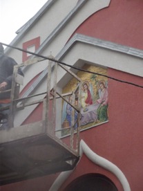 На стінах Ужгородської Покровської церкви з мозаїки змонтували ікону Святої Трійці