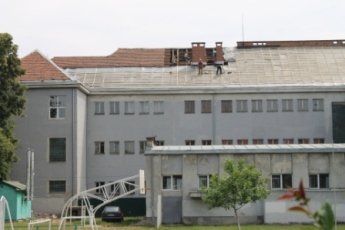 На Ужгородській ЗОШ №3 ремонтують дах