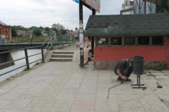 На Київській набережній встановили урни для сміття