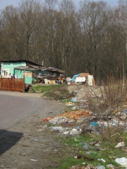 Роми ужгородської околиці живуть просто на дамбі