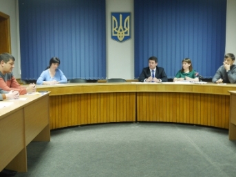 Міська влада допомагає перевести давній конфлікт між підприємством і мешканцями гуртожитку в конструктивний діалог