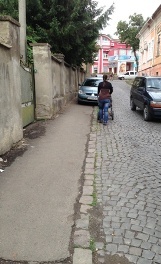 Для кого тротуари в місті, для машин?