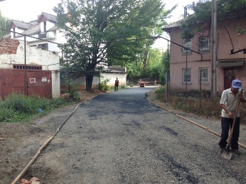 В Ужгороді на Лавріщева проводять ремонт внутрішньо-квартальних територій зі встановленням зливової каналізації