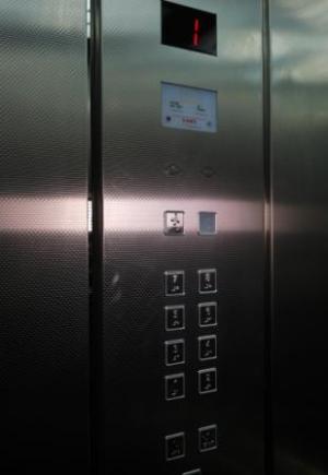 В ужгородській багатоповерхівці встановили нові ліфти