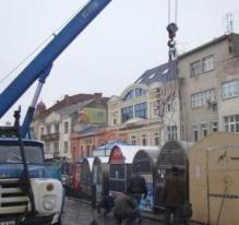 В Ужгороді демонтовують перші нелегальні МАФи