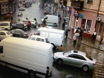 Місце для “парковки” машин – пішохідна зона пл. Шандора Петефі