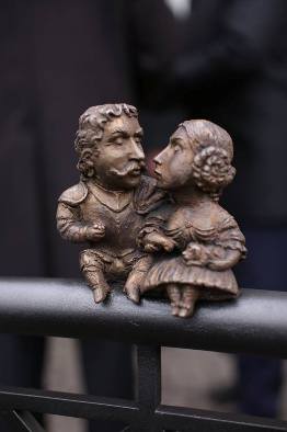 «Родину» міні-скульптурок в Ужгороді поповнило подружжя володарів замку