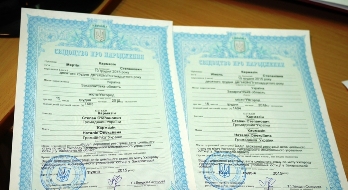 На Закарпатті перші свідоцтва про народження прямо у пологовому будинку отримали ужгородські двійнята