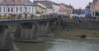 Опори пішохідного моста очистили від сміття