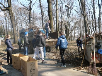 Школярі міста долучилися до прибирання двох парків