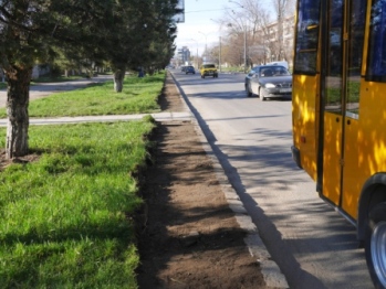 Вулицю Грушевського в Ужгороді позбавляють від причини пилу та бруду