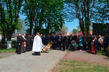 Молитва за загиблими закарпатцями-ліквідаторами аварії на ЧАЕС зібрала сьогодні, 24 квітня, керівництво краю, правоохоронців, духовенство, військових та небайдужих ужгородців.