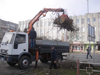 Нова комунальна техніка сьогодні почала працювати на вулицях Ужгорода