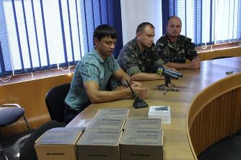 Міська влада передала ужгородським бійцям рації