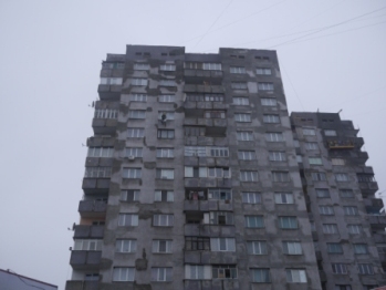 На найвищій будові Ужгорода продовжують працювати альпіністи