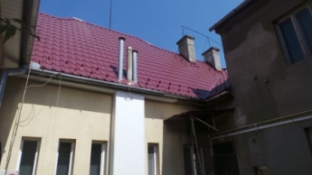 Міська влада забезпечує ремонт дахів житлових будинків