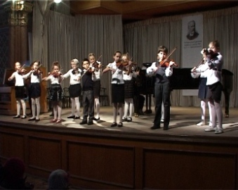 За традицією, щороку у березні, на сцені обласної філармонії звітує Ужгородська дитяча музична школа № 1 ім. П.І.Чайковського.