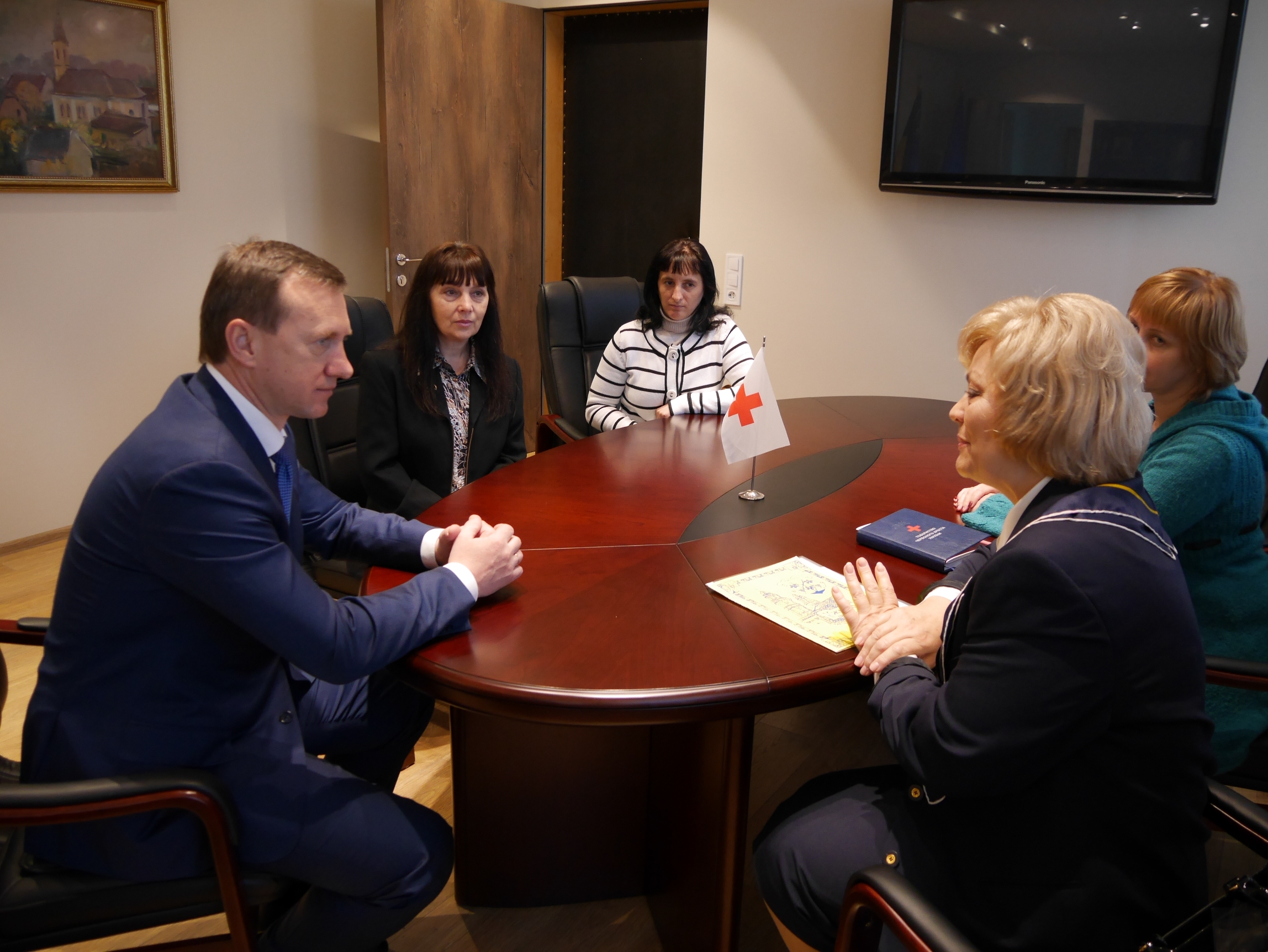 Відбулася зустріч працівників міської організації Товариства Червоного Хреста України з міським головою Ужгорода Богданом Андріївим