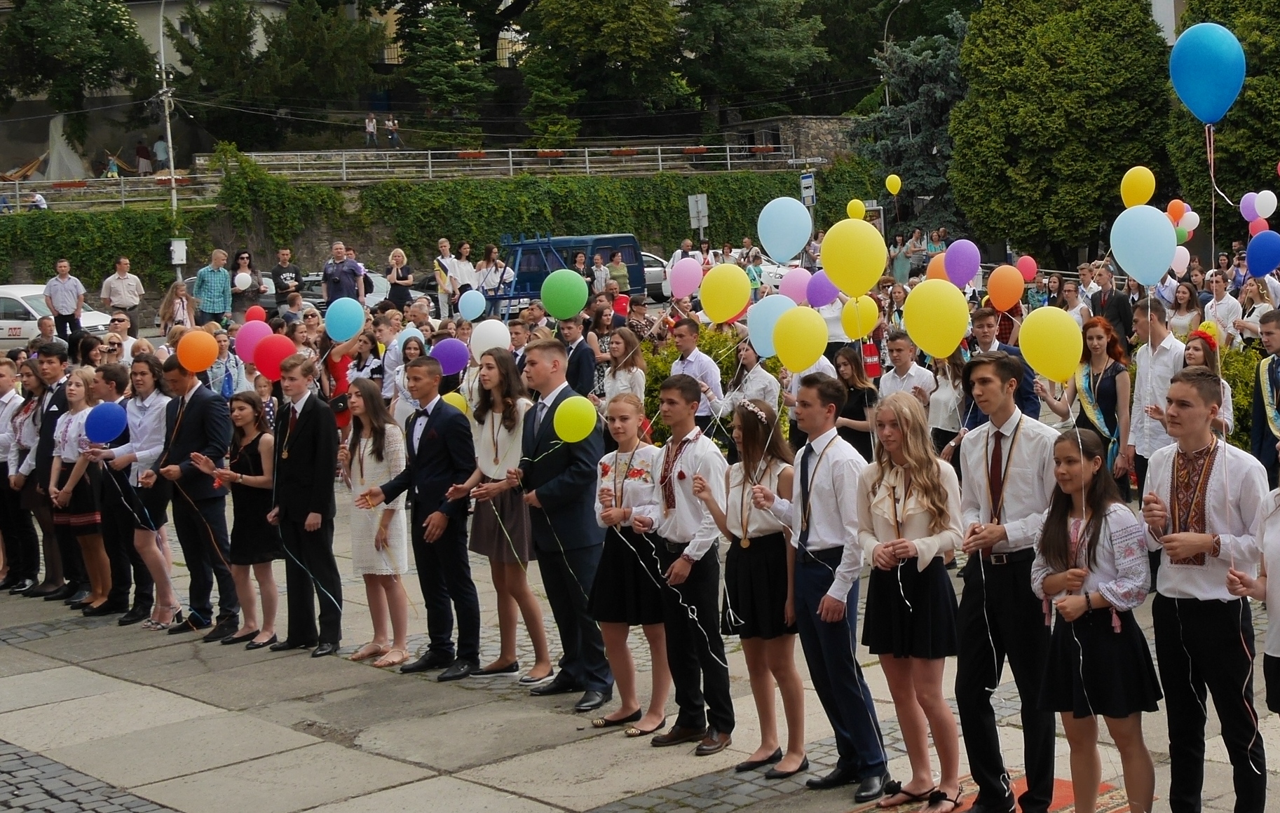 В Ужгороді випускники танцювали прощальний вальс