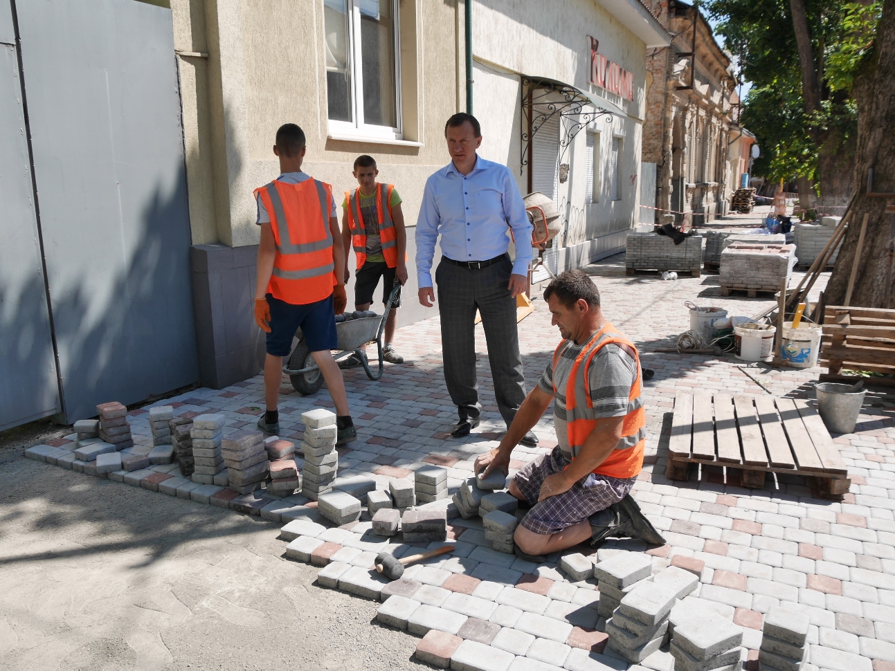 В Ужгороді у розпалі ремонти – доріг, тротуарів, внутрішньоквартальних територій