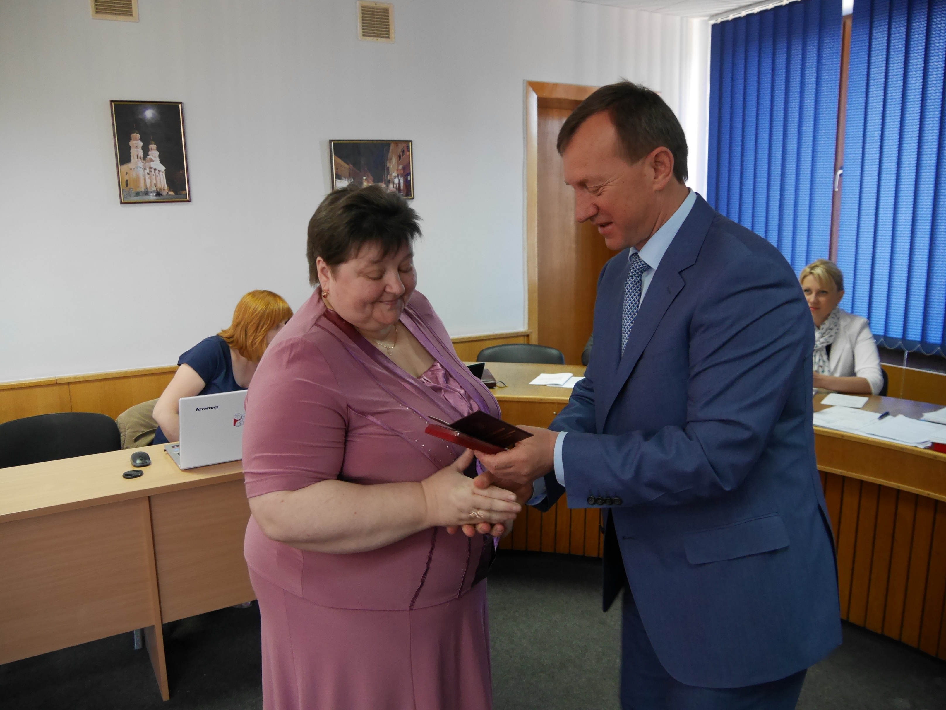 На засіданні виконкому ужгородкам вручили нагороди  “Мати-героїня”