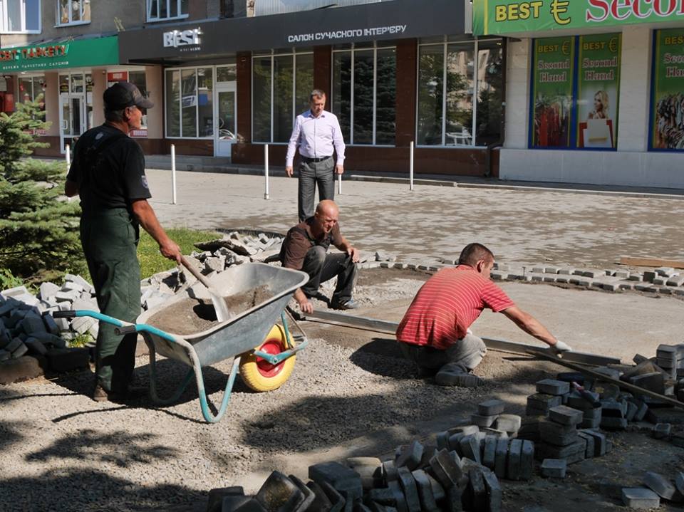 Тротуар на перехресті Толстого-проспекту Свободи викладають плиткою