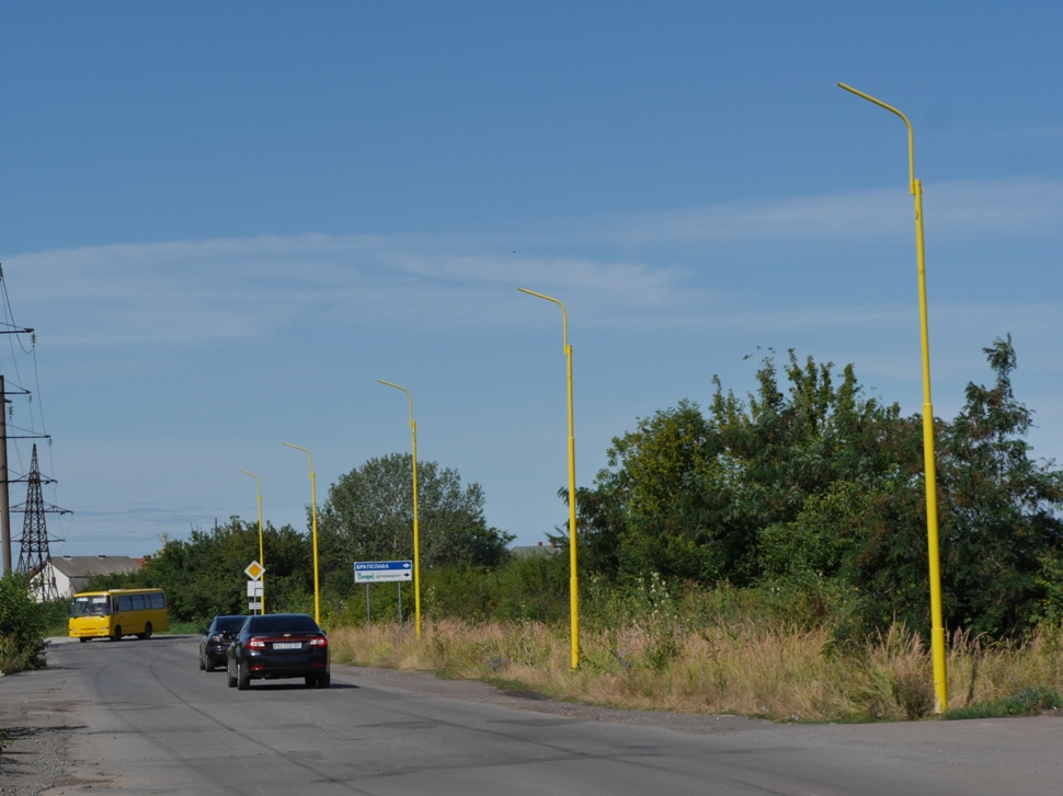 На вулицях Легоцького і 8 Березня в Ужгороді встановили опори для вуличного освітлення
