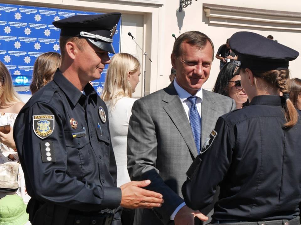 Міський голова Ужгорода Богдан Андріїв привітав патрульних поліцейських Ужгорода з присвоєнням перших офіцерських звань