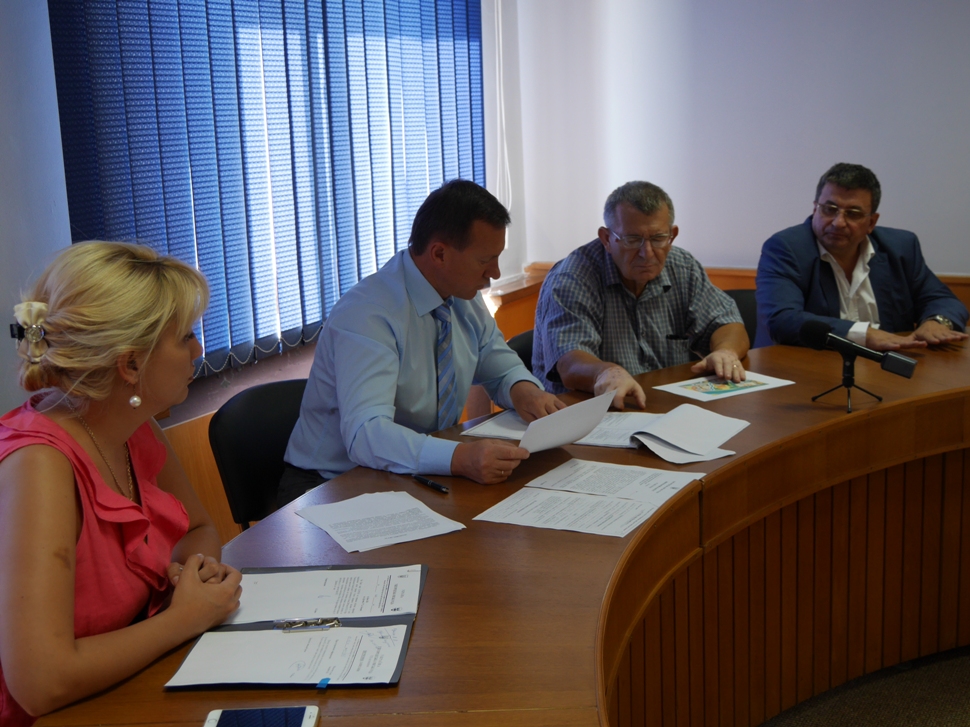 Рішенням позачергового виконкому скасували, через невідповідність, містобудівні умови та обмеження забудови земельної ділянки біля драмтеатру