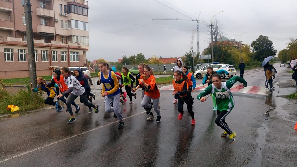 Осіння легкоатлетична естафета серед учнівської молоді пройшла в Ужгороді
