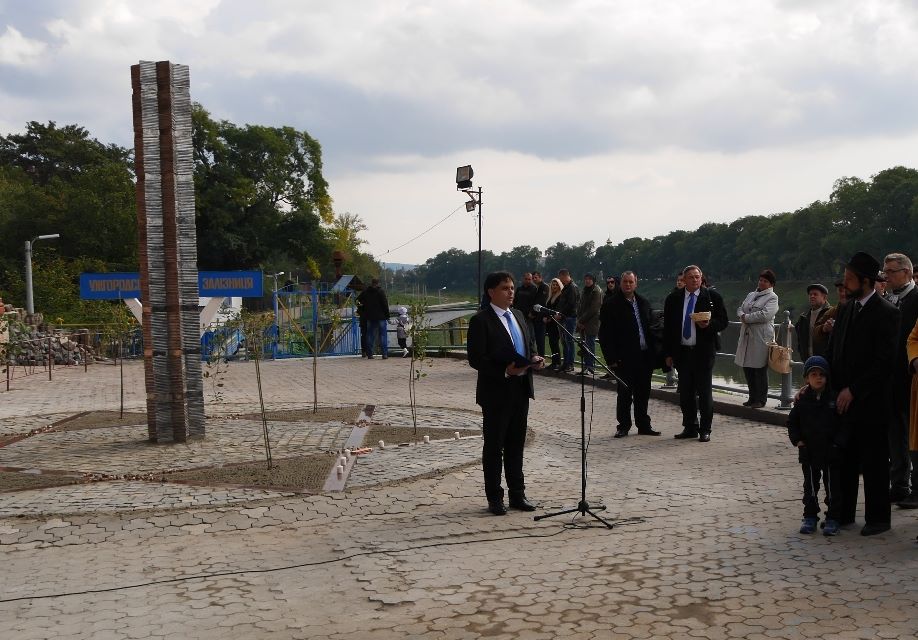 В Ужгороді урочисто відкрили монумент жертвам Голокосту