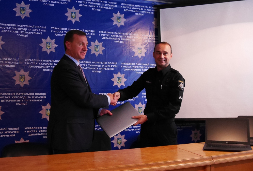 Міський голова Богдан Андріїв передав патрульним Ужгорода комп’ютерну техніку та екіпірування