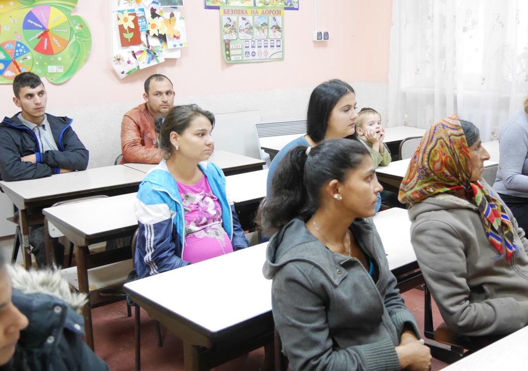 В Ужгороді за шкільні парти сядуть дорослі роми