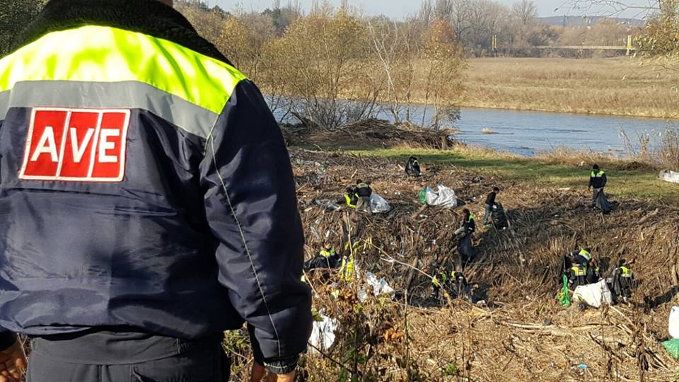 Береги річки Уж прибирають від сміття, яке нанесло під час нещодавньої повені
