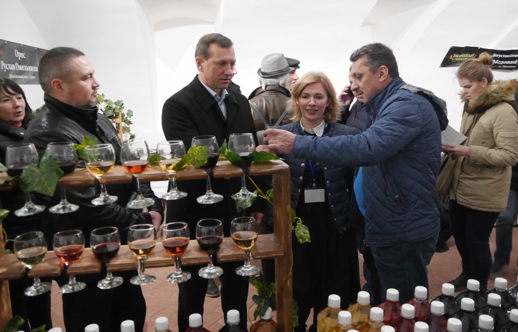 Майже чотири десятки виноробів краю представили своє вино на фестивалі “Закарпатське Божоле-2016”