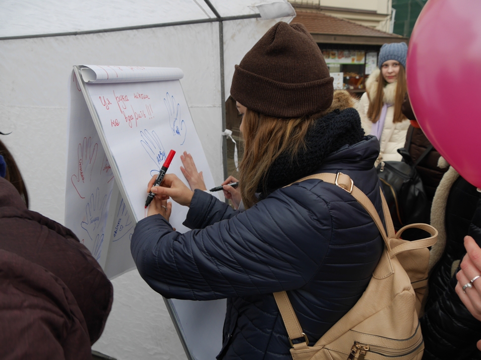 В Ужгороді на площі Театральній відбулася соціальна акція спрямована на те, щоб привернути увагу людей до проблеми насильства у сім’ї