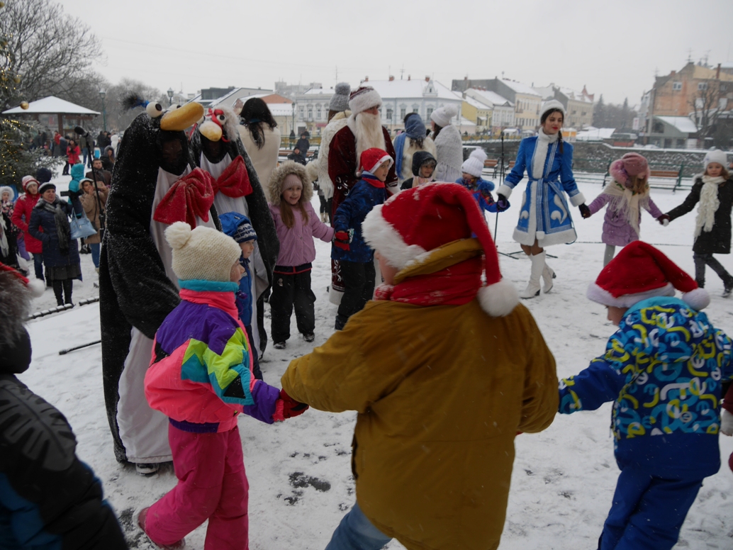 Новорічно-різдвяний флеш-моб від “Веста-Життя” на Театральній: колядували всі!