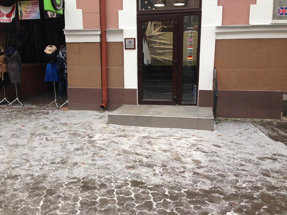 На підприємців, які не прибрали сніг біля своїх закладів, склали приписи