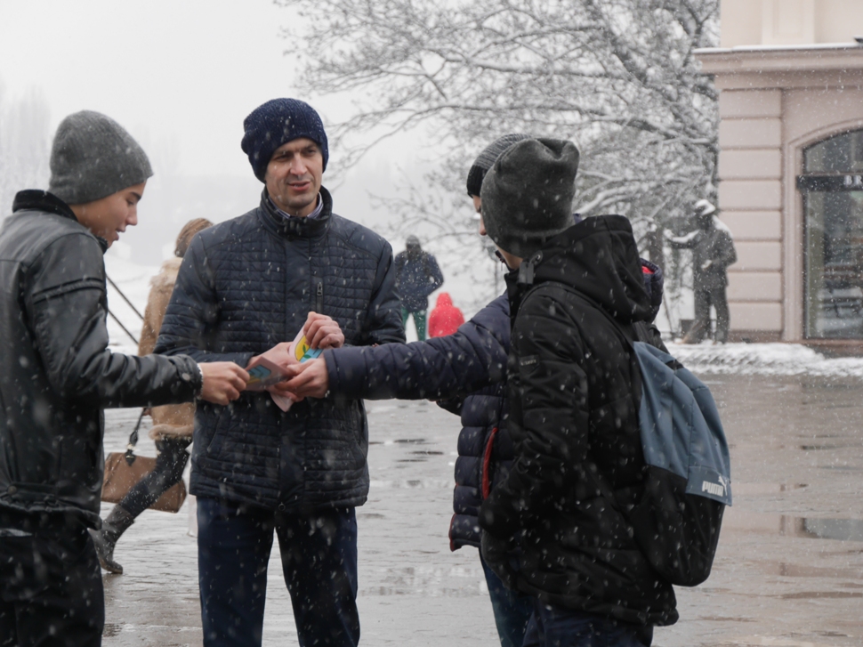 В Ужгороді провели соціальну акцію до Всесвітнього дня боротьби зі СНІДом