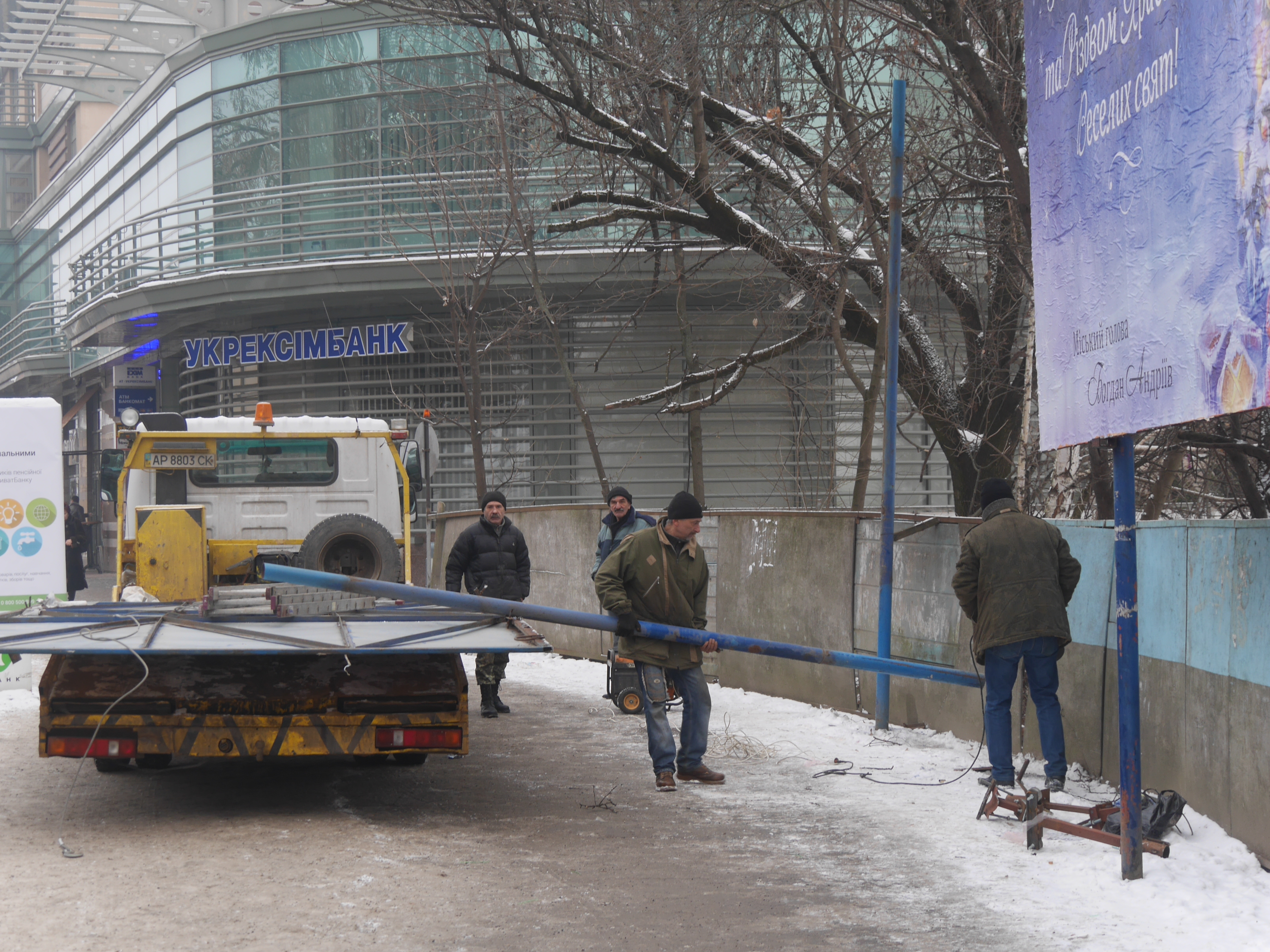 Центр Ужгорода продовжують звільняти від рекламних конструкцій
