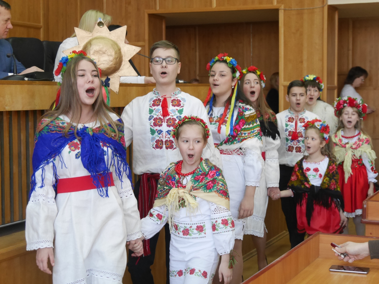 Діти з “Перлинки” колядками вітали колектив Ужгородської міської ради